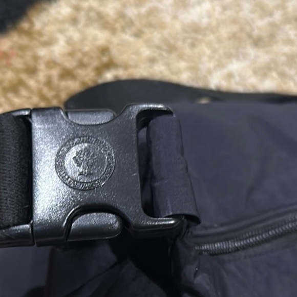 Sleek Black Crossbody Sling Bag for Effortless Style - Picture 4 of 9